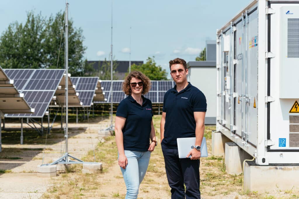 Solární panely a bateriové úložiště na místě, TON obchodování s enegií