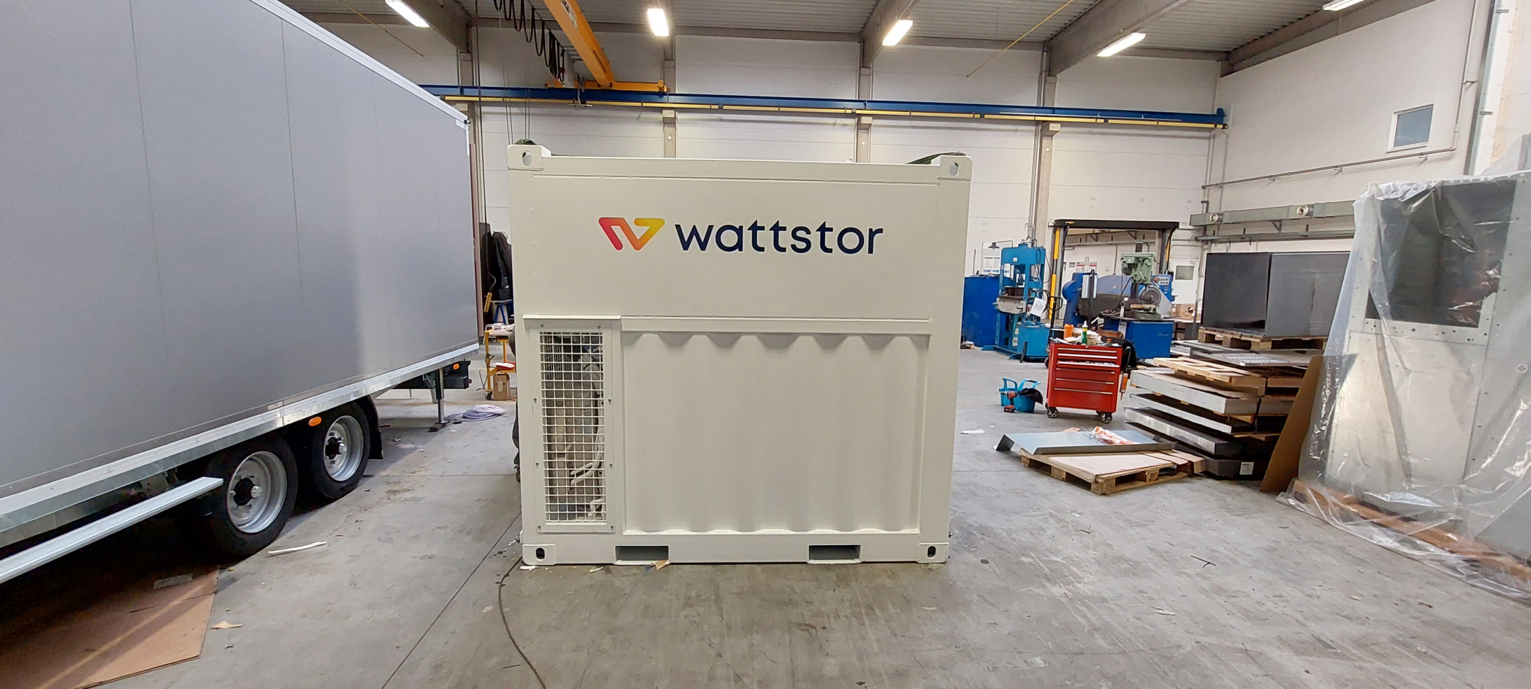 Bateriové úložiště od společnosti Wattstor pro Hrvatska Elektroprievreda v Chorvatsku, pohled na úložiště ve skladu, vedle stojící kamion.