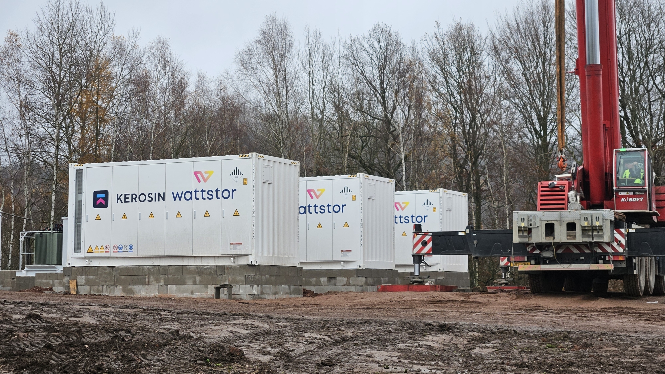 Wattstor instaluje kontejnerové bateriové úložiště pro KEROSIN pomocí jeřábu.