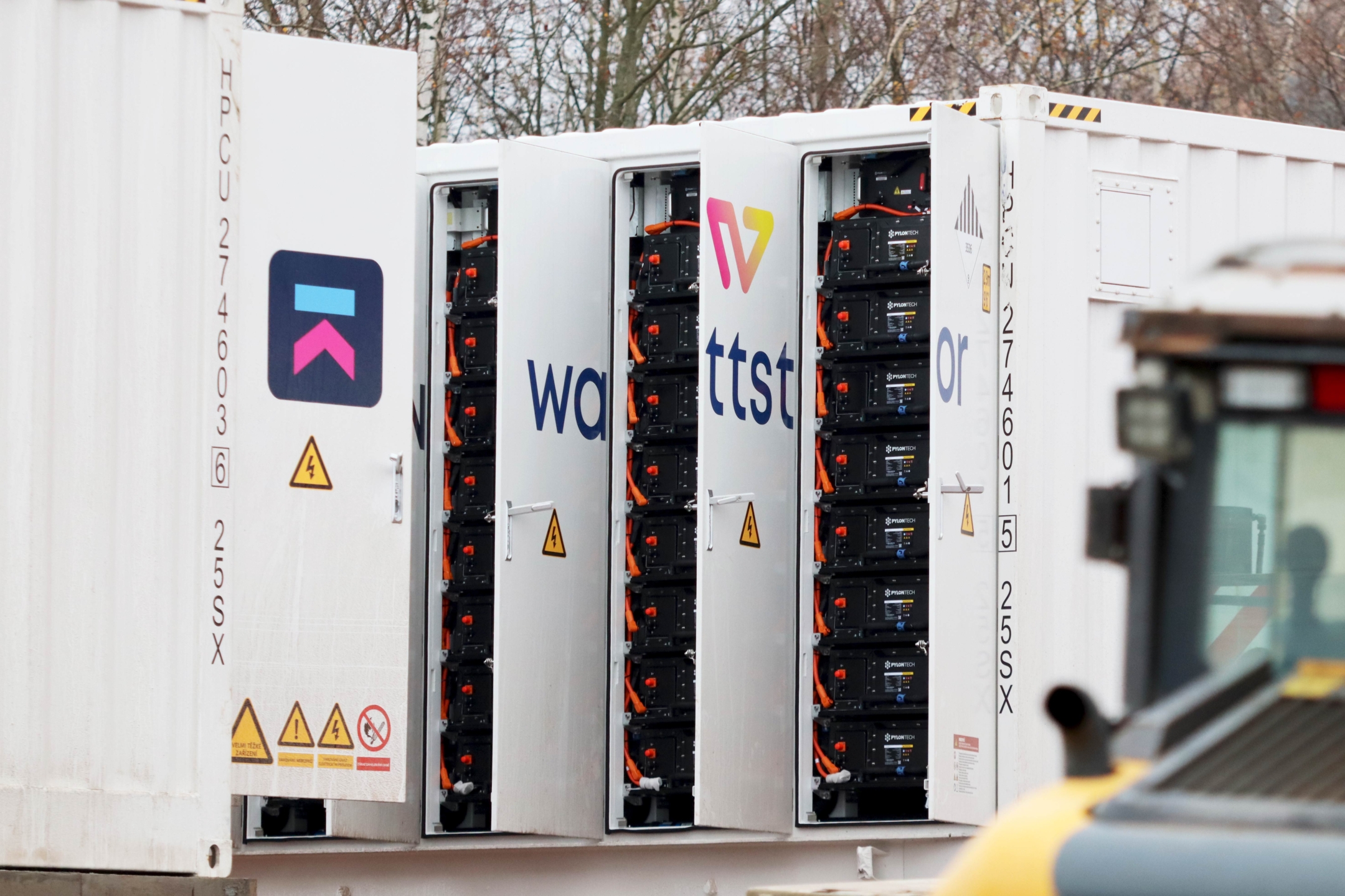 Detail otevřeného kontejnerového BESS, který Wattstor instaluje pro KEROSIN; viditelné bateriové moduly a bezpečnostní značení.