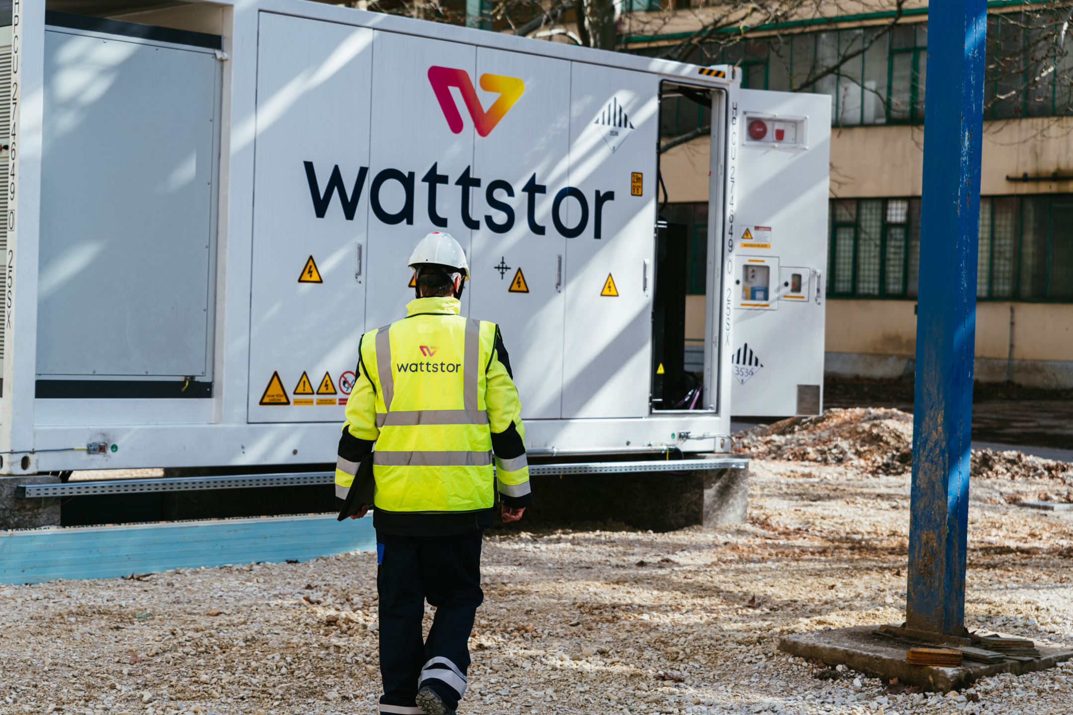 Technik Wattstor v reflexní vestě u bateriového úložiště (BESS) od společnosti Wattstor instalovaného pro BioEner Slovakia v Priemyselnom parku Štúrovo